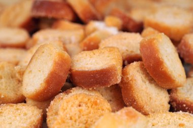 Toptan tuzlanmış kıtır ekmekler.