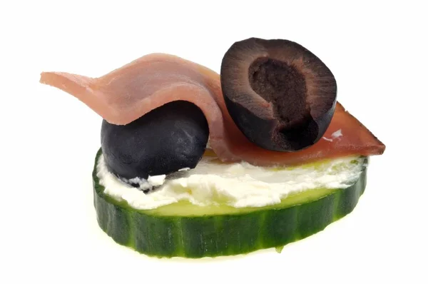 Amuse Bouche Con Pepino Aceituna Negra Jamón Cerca Sobre Fondo — Foto de Stock