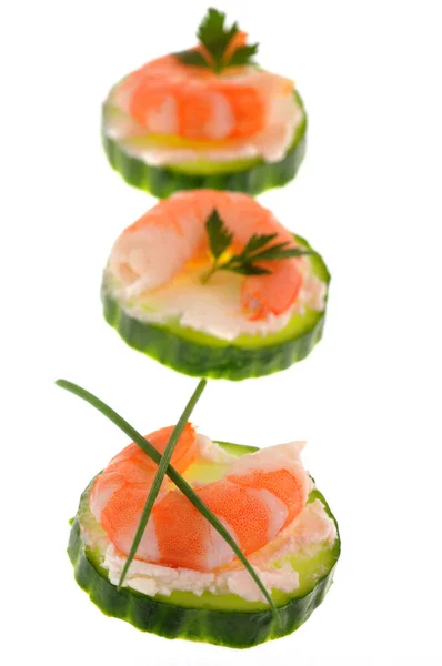 Appetizers Cucumber Slices Shrimp Chives Parsley Close White Background — Stock Photo, Image