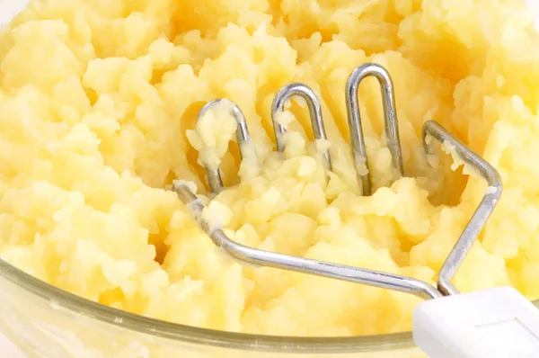 Schüssel Kartoffelpüree Mit Kartoffelstampfer Großaufnahme — Stockfoto