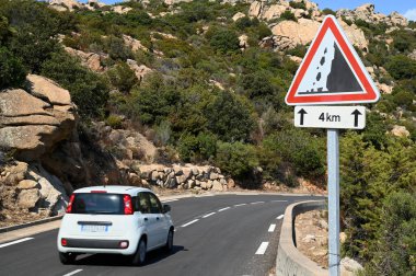 Fransız yol tabelası dört kilometreden fazla kaya düşme riski olduğunu gösteriyor. 