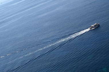 Akdeniz 'de yolcu taşıyan bir tekne.