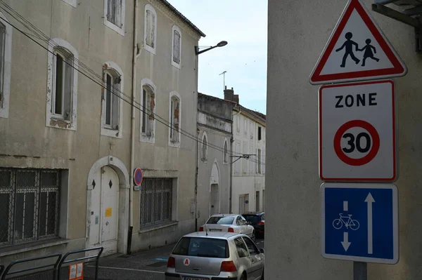 Französische Verkehrsschilder Die Auf Eine Schule Und Ein Tempolimit Hinweisen — Stockfoto