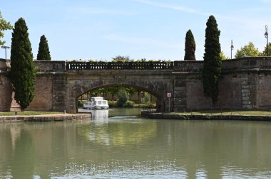 Castelnaudary 'deki Kanal du Midi üzerindeki yeni köprü. 
