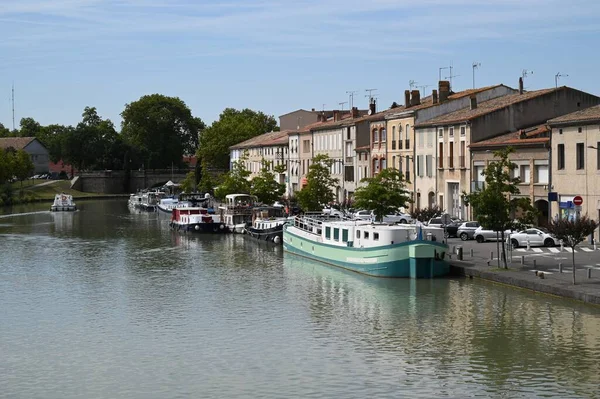 Αποβάθρες Αγκυροβολημένες Στην Όχθη Του Canal Midi Στο Castelnaudary — Φωτογραφία Αρχείου