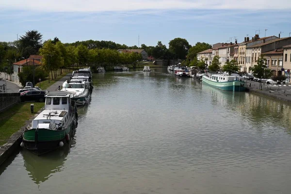 城の運河 ミディ Canal Midi の岸に係留されていたバージ — ストック写真