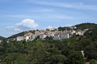 Korsika dağlarındaki Sartene Köyü