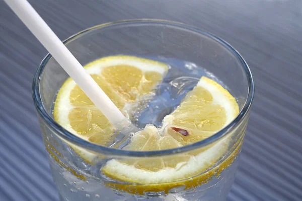 Glas Sprudelndes Wasser Mit Einer Scheibe Zitrone Und Einem Strohhalm — Stockfoto