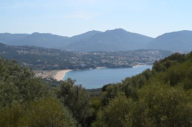 Baracci plajı ve Korsika 'daki Propriano kasabası.