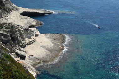 Korsika 'daki Trois Pointes plajı, alçak açı 