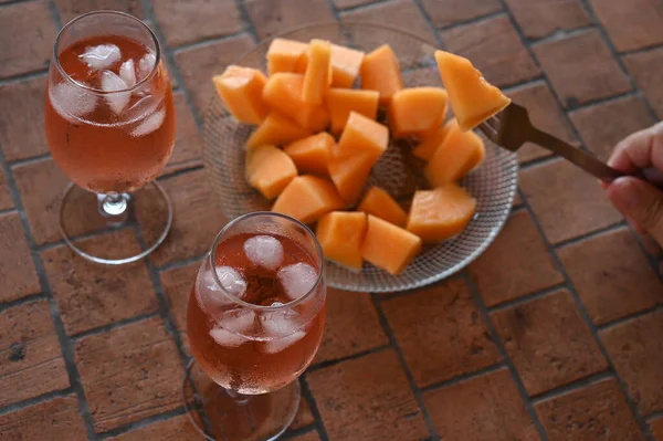 Verres Vin Avec Une Assiette Morceaux Melon Vus Haut — Photo