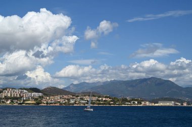 Yelkenli, yazın Ajaccio Körfezi 'nde denize açılıyor. 