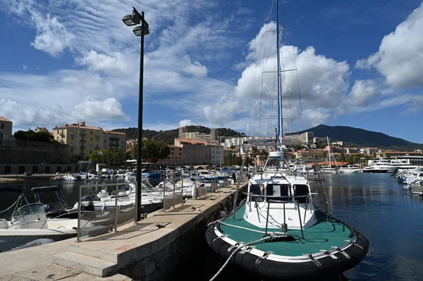 アジャッチョのティノ ロッシ港に係留されているボート — ストック写真