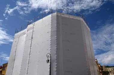 Branda, yüz gerdirme ameliyatı sırasında bir binayı koruyor.