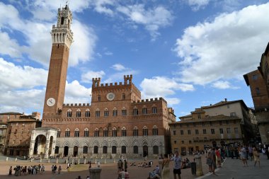 Palazzo Pubblico ve Piazza del Campo 'daki Torre del Mangia' nın önündeki turistler.