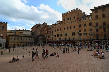 Restoranlarla dolu Piazza del Campo 'da gezen turistler