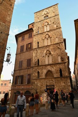 Yedi Testere Kulesi önünde turistler