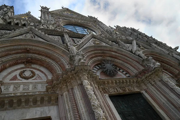 Siena 'daki Santa Maria Katedrali' nin dış görünüşü.