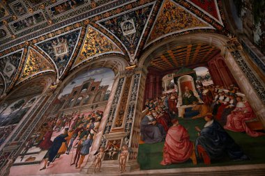 Kardinal Francesco Piccolomini 'nin Siena' daki Santa Maria Assunta Katedrali 'ndeki kütüphanesinden dini freskler.