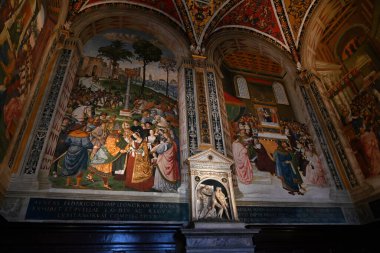 Kardinal Francesco Piccolomini 'nin Siena' daki Santa Maria Assunta Katedrali 'ndeki kütüphanesinden dini freskler.