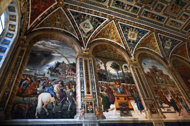 Kardinal Francesco Piccolomini 'nin Siena' daki Santa Maria Assunta Katedrali 'ndeki kütüphanesinden dini freskler.
