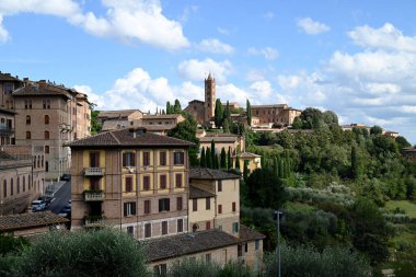 Siena 'da arka planda bir kilise var.