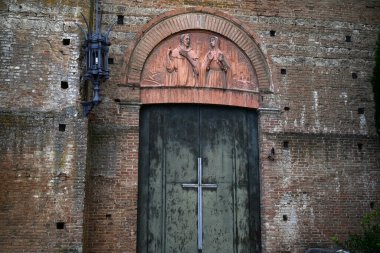 Siena 'daki San Domenico' lu Aziz Catherine Bazilikası 'nın yan kapısı.