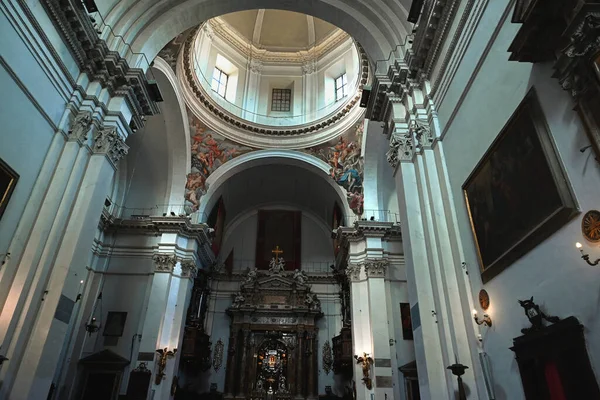 Siena 'daki Santa Maria di Provenzano Kilisesi' nin iç manzarası.