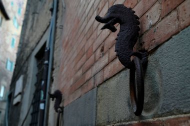 Siena caddesinde atları bağlamak için ortaçağ demir halkası 