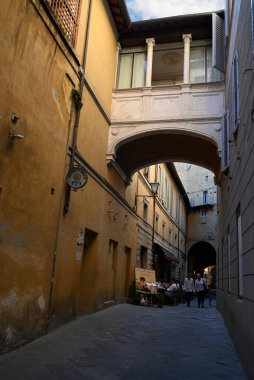 Eski Siena kasabasında Via di Beccheria 'da bir restoranın terası.