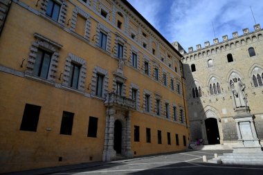 Palazzo Tantucci ve Palazzo Salimbeni Siena 'da Canon Sallustio Bandini heykeliyle
