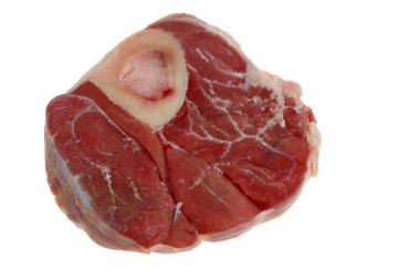 Çiğ dana osso bucco yakın plan beyaz arka planda izole
