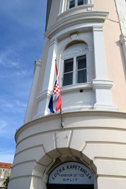 Split limanının ofislerine giriş