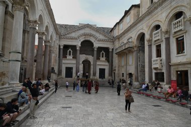 Bölgedeki Diocletian Sarayı önünde turistler 