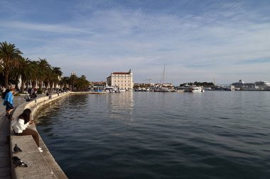 La Riva 'nın kıyısında, Split limanına bakan kısa bir mola.