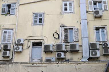 Split 'te çok sayıda kliması olan bir binanın ön cephesi