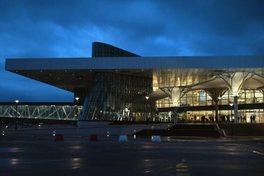 Geceleri Saint-Jerome Havaalanı 'nın ana girişi 