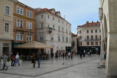 Split kentindeki Narodni Meydanı 'nda gezinen turistler 