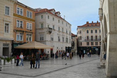 Split kentindeki Narodni Meydanı 'nda gezinen turistler