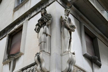 Split şehrindeki bir binanın köşesindeki heykeller. 
