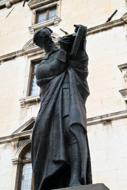 Marko Maruliç 'in 1925' te Ivan Mestroviç tarafından yaratılan heykeli, Split 'te Brace Radiç Meydanı 