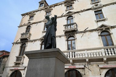 Marko Maruliç 'in 1925' te Ivan Mestroviç tarafından yaratılan heykeli, Split 'te Brace Radiç Meydanı 