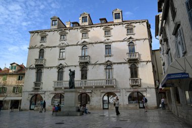 Split 'teki Brace Radiç Meydanı, 1925 yılında Ivan Mestroviç tarafından yapılan Marko Maruliç heykeliyle