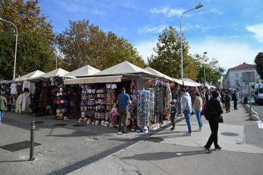 Split pazarında hediyelik eşya ve giyim mağazalarının önündeki turistler 