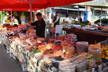 Split pazarındaki kurutulmuş meyve ve sebze tezgahında satıcı.