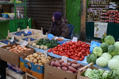 Split pazarında yaşlı bir kadın tarafından işletilen sebze tezgahı.