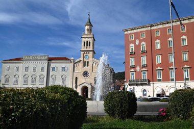 Ön planda Bajamontusa çeşmesi bulunan Split 'teki Saint Francis Kilisesi ve Manastırı' nın dış görünüşü