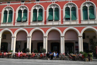 Müşteriler, Split 'teki Cumhuriyet Meydanı' nda bir bar restoranının terasında masalarda oturuyordu.