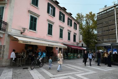 Müşteriler, Split 'teki Zrinsko Frankopanska Caddesi' ndeki bir bar restoranının terasında masalarda oturuyordu.