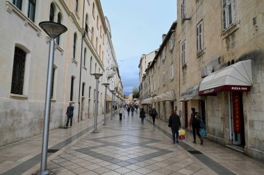 Öğleden sonra, Split 'teki Marmontova Caddesi' nde turist ve dükkanlarıyla birlikte.